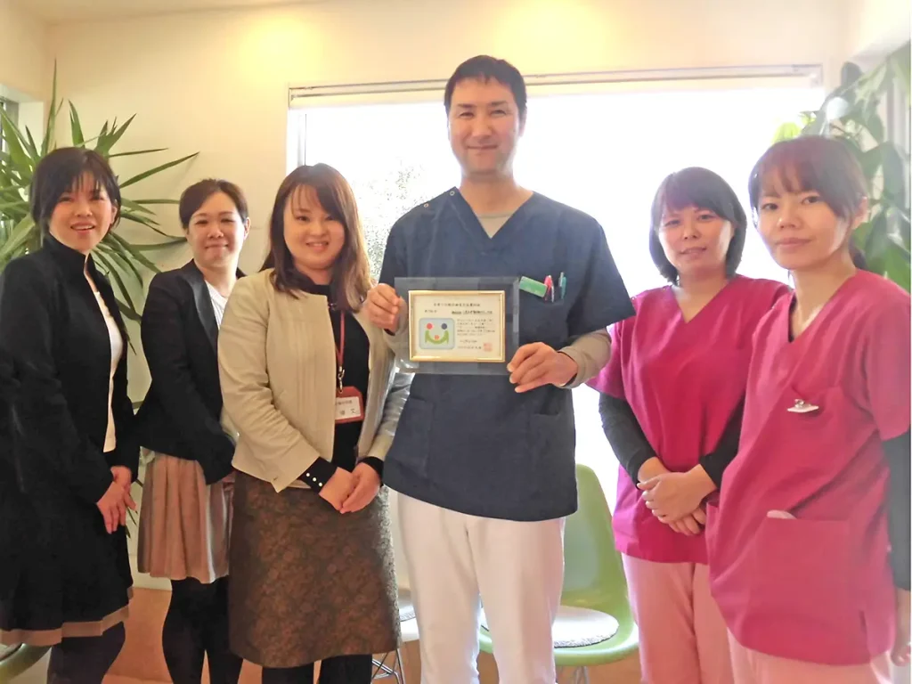 子育て行動計画策定企業認証を届けてくださった香川県商工労働部労働政策課の皆様としあわせ動物クリニックのスタッフ
